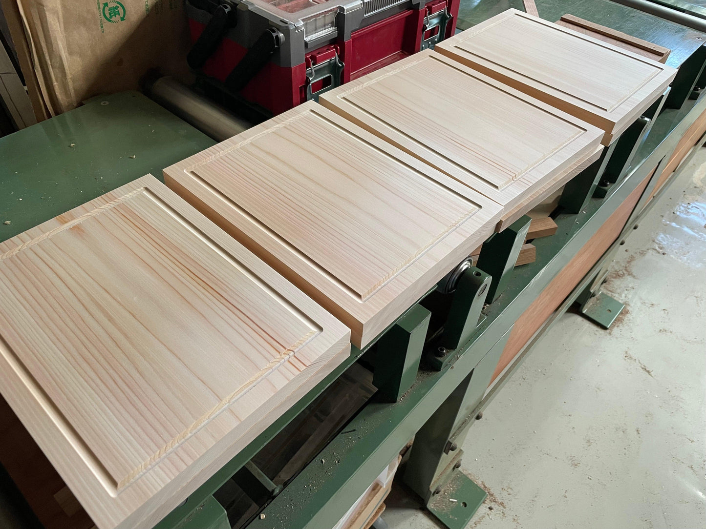 Cutting board groove processing.