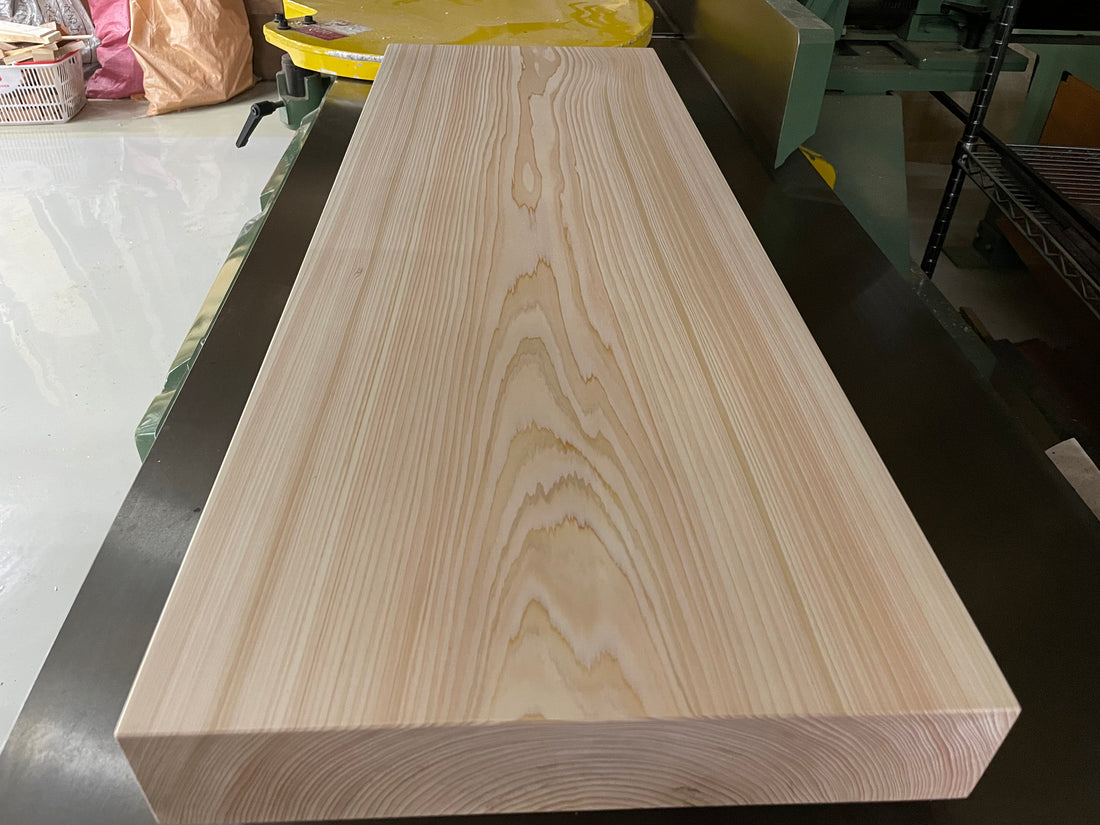 A large cutting board like this is also possible. 1,000×380×70-100mm cypress wood. Many custom orders are available from OMAKASE and Japanese restaurants.