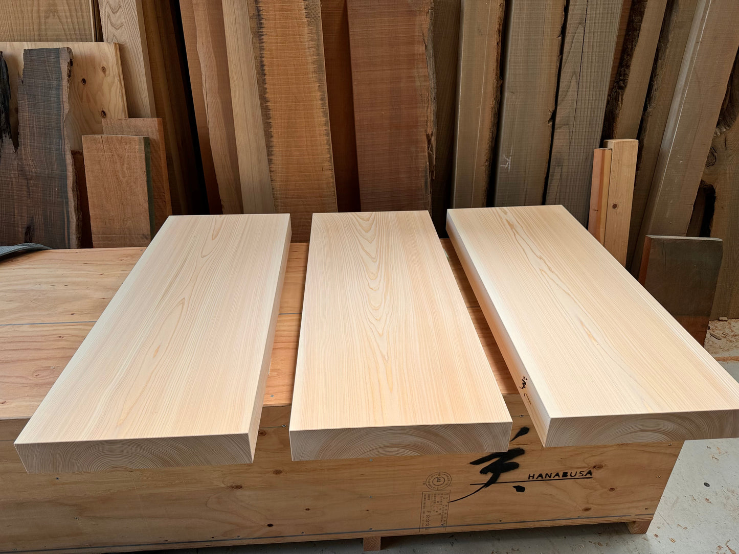 Reserved HINOKI Cutting board ２ pieces with stands 4 pieces