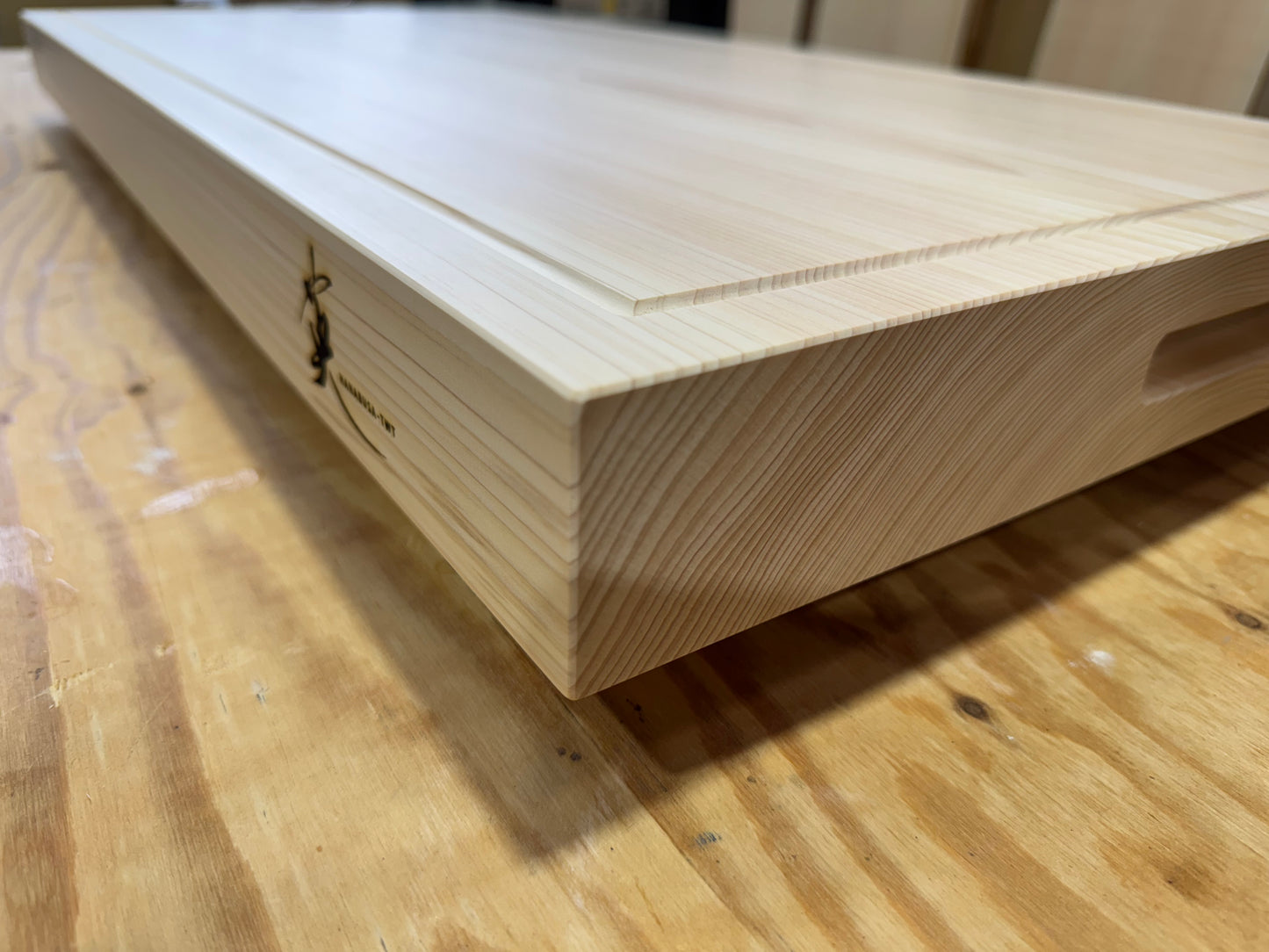 Reservation HINOKI Cutting board with grooves and handle(Japanese Cypress）